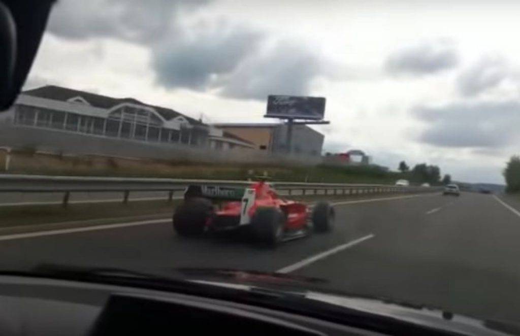 Una macchina di F1 in autostrada 