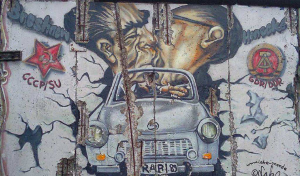 30 anni dalla caduta del muro di Berlino: "Abbattuta la Trabant"