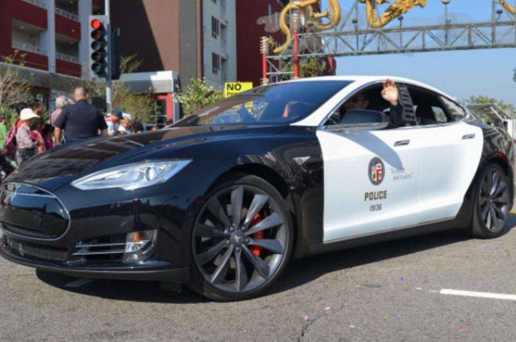 La Tesla della polizia si scarica durante un inseguimento