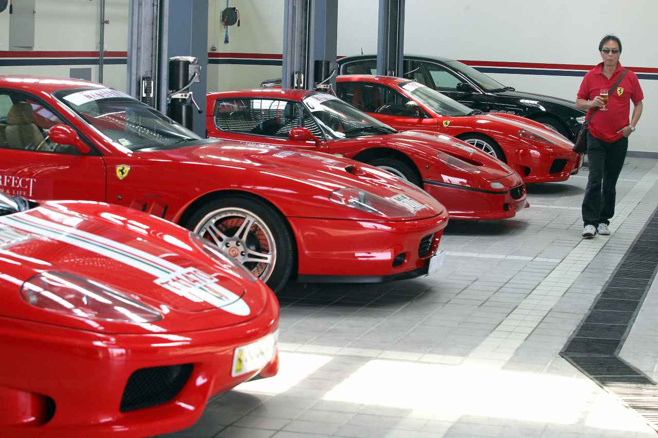 Vuole comprare Ferrari gli ridono in faccia