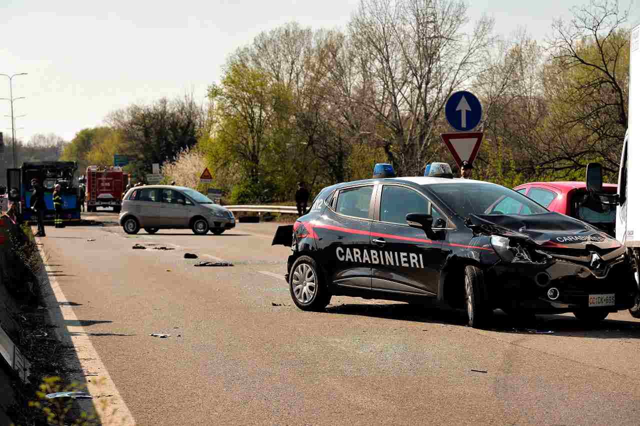 Incidente auto carabinieri e polizia