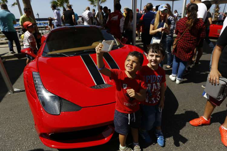 Bambino guida Ferrari