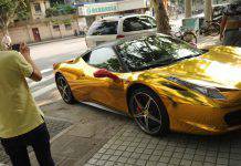 Guida Ferrari ubriaco con patente falsa