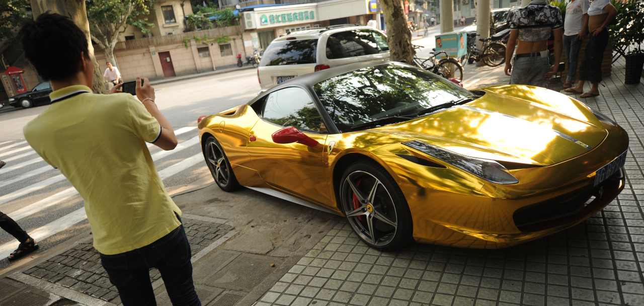 Guida Ferrari ubriaco con patente falsa