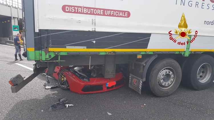 Ferrari finisce sotto un camion