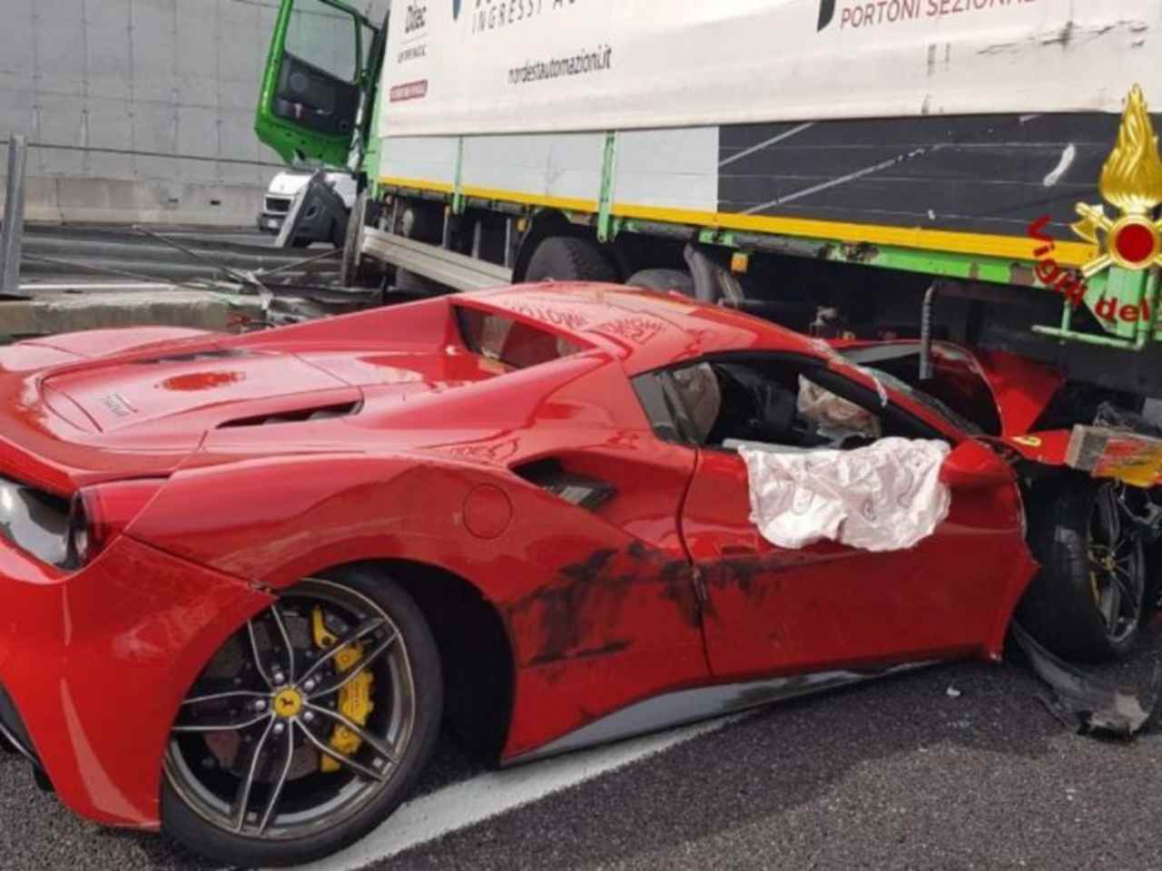 Ferrari sotto camion