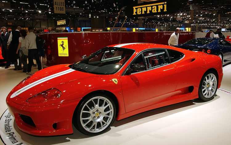 Patente falsa e ubriaco alla guida della Ferrari