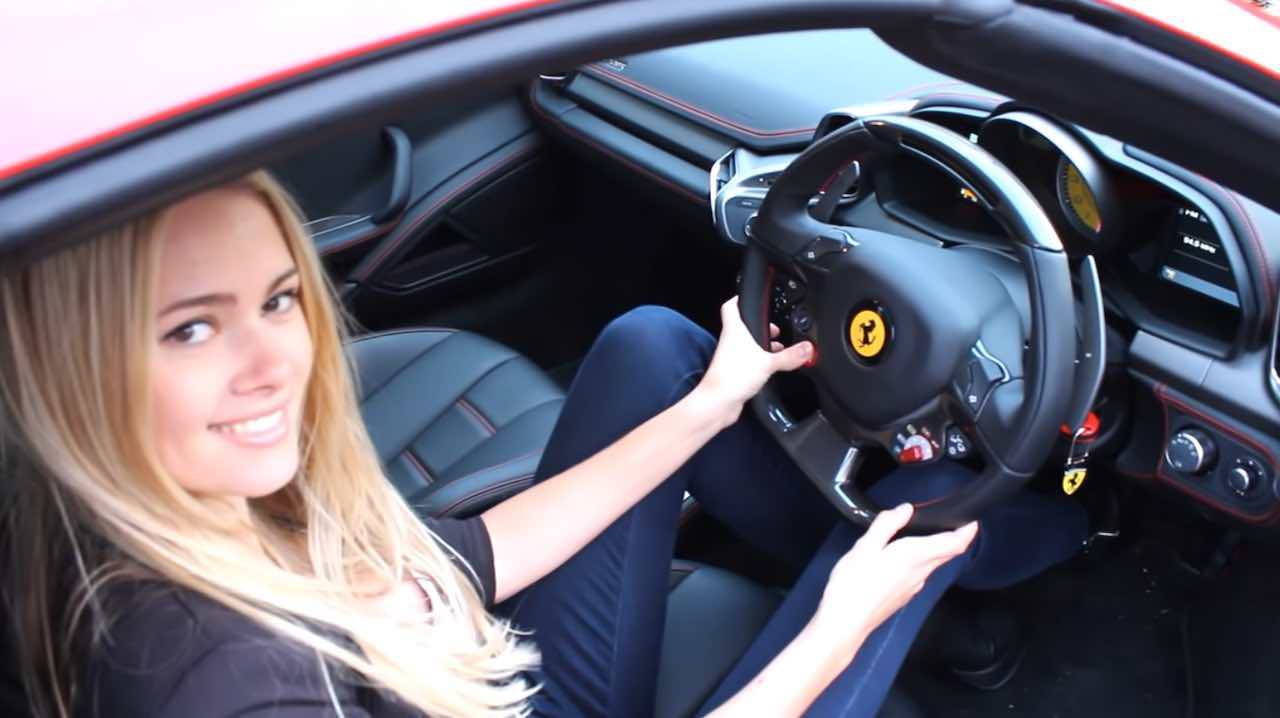 Tety Tudor guida una Ferrari pazzesca