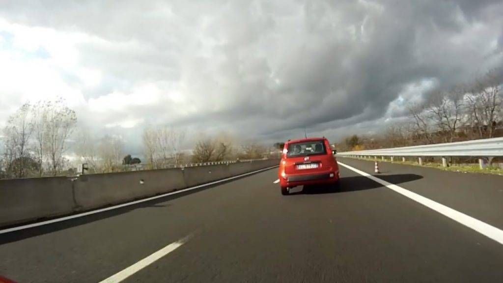 Taranto, incidente tra due auto e un tir: tre morti e tre ...