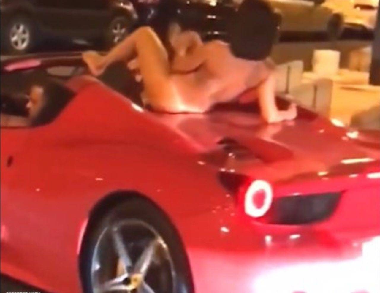 Ibiza donna nuda sulla Ferrari