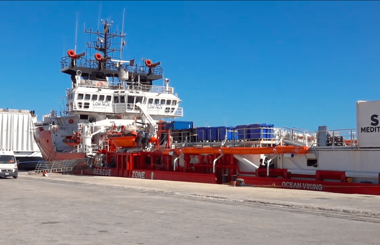 La nave Ocean Viking ferma a Pozzallo per controlli