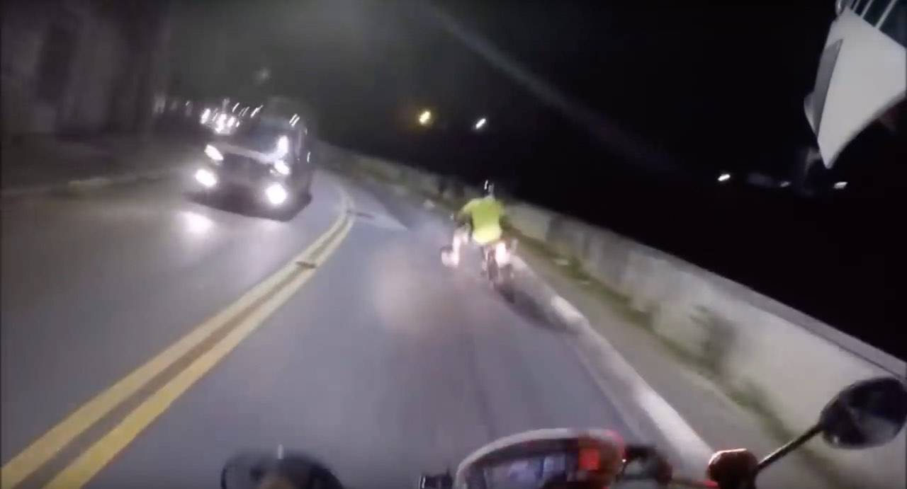 inseguimento poliziotto motociclista