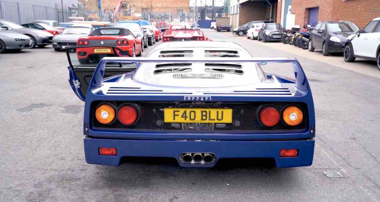 Ferrari F40 blu