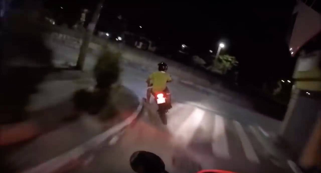 inseguimento poliziotto motociclista
