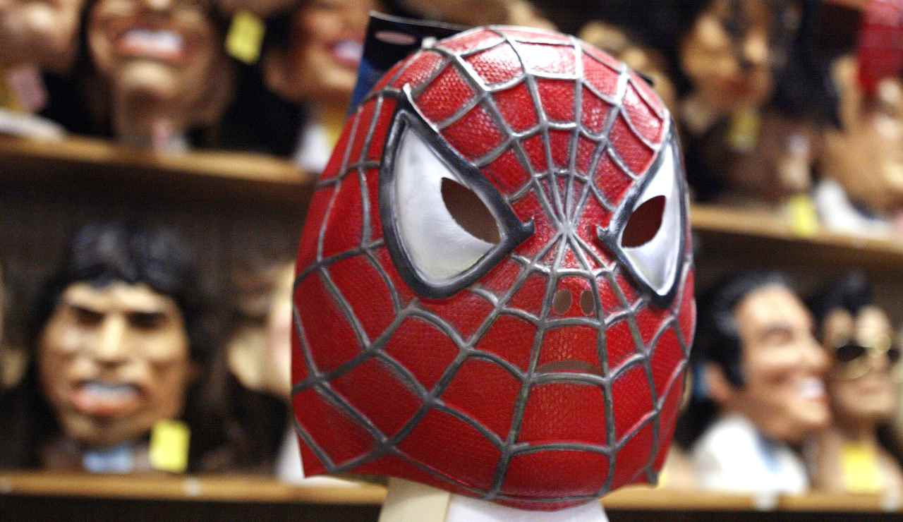 Coronavirus, Spiderman: l’avvocato che diventa supereroe per proteggersi