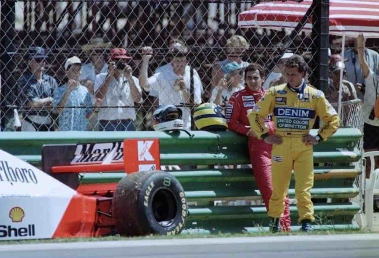 Schumacher guarda l'auto di Senna