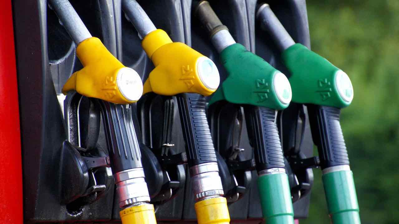benzina crollo prezzo petrolio