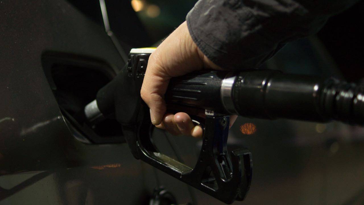 prezzo benzina petrolio crollo