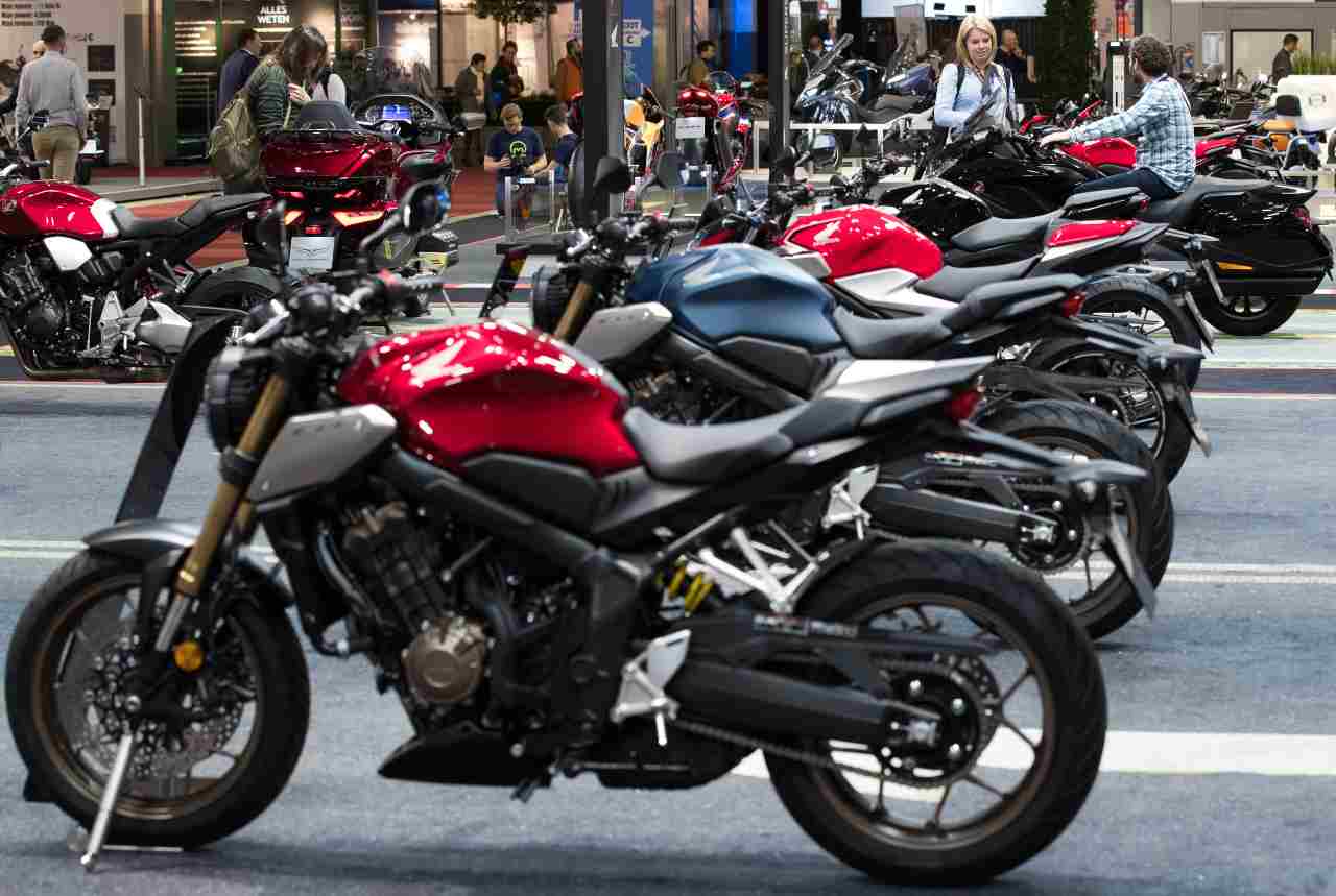 Moto ferme in strada