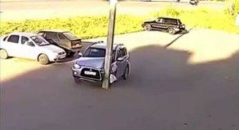 Incidente incredibile, prende un palo in mezzo al parcheggio (VIDEO)
