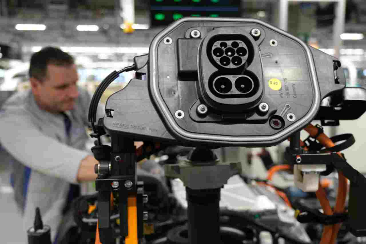 Produzione di auto elettriche (foto Getty)