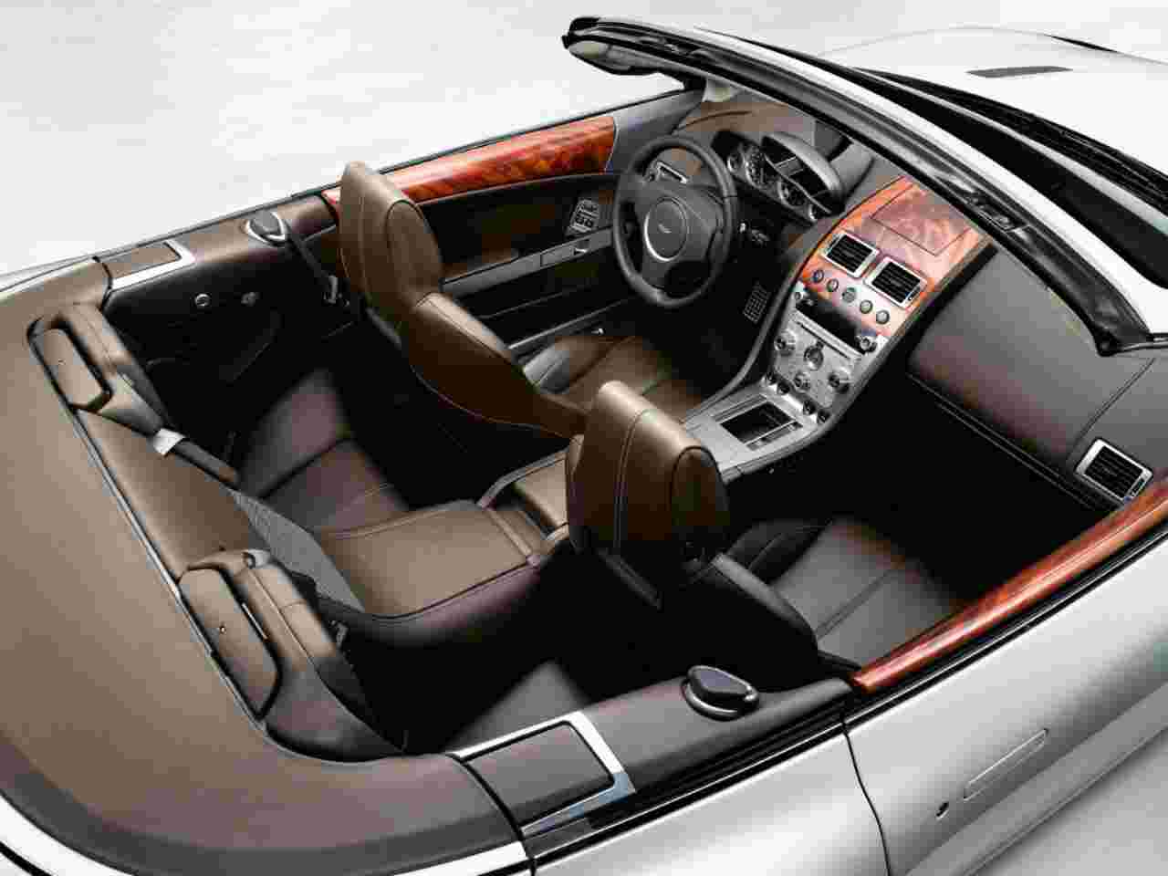Gli interni della Aston Martin DB9 (foto Wheelsage)