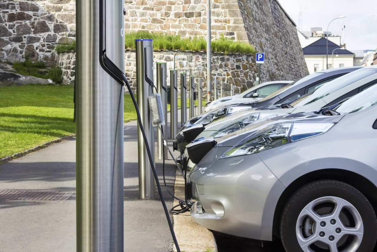 Auto Elettriche e colonnine di ricarica, le possibili novità con DL Semplificazioni