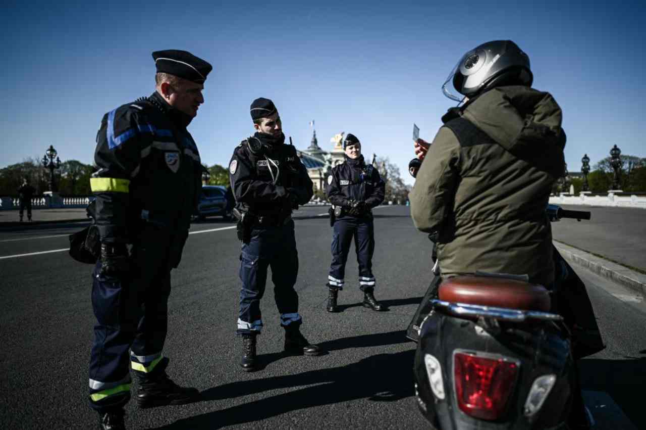 Coronavirus, agenti di polizia in azione sulle strade