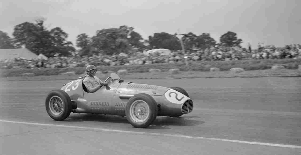 Fangio in azione a Silverstone nel 1953