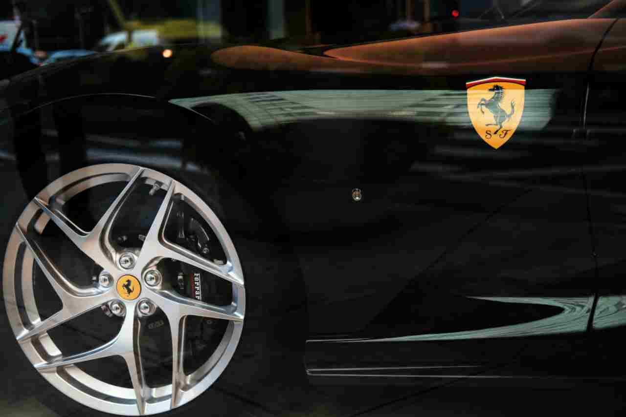 Ogni Ferrari messa sul mercato garantisce alla casa di Maranello 86 mila euro (foto Getty)