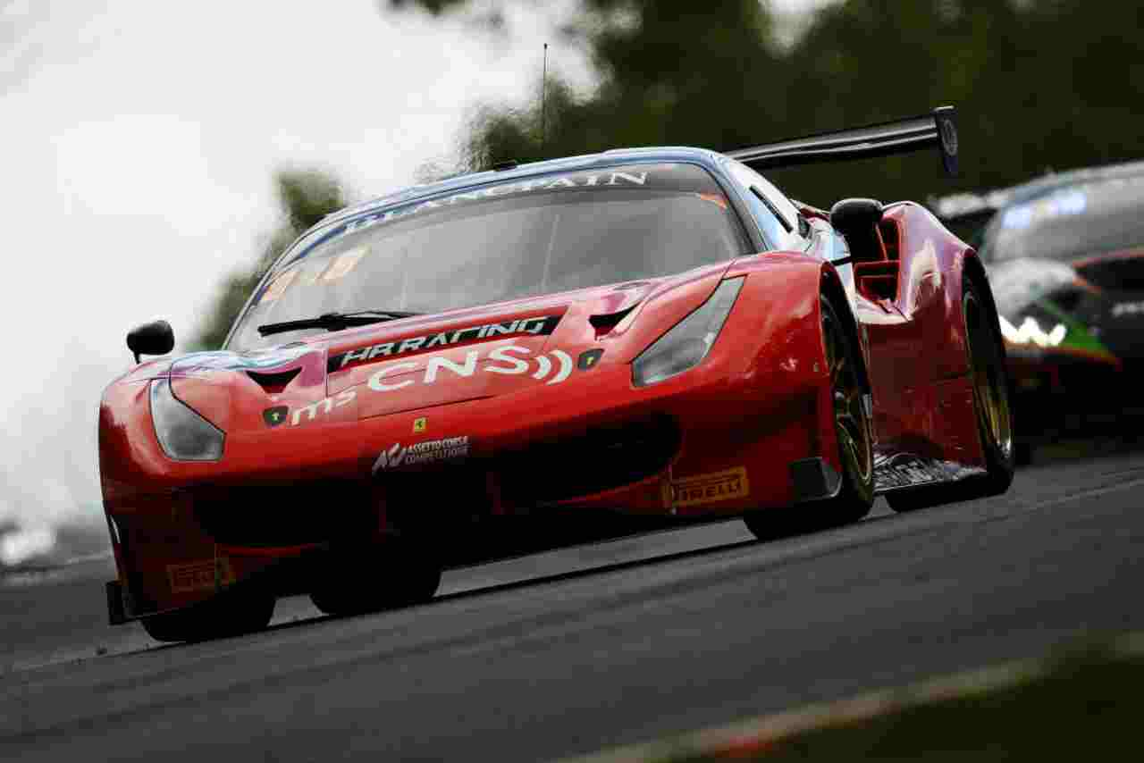 Il Team HB Racing Ferrari di Jens Liebhaser e Florian Scholze durante una gara del Blancpain GT World Challenge Europe a Brands Hatch 