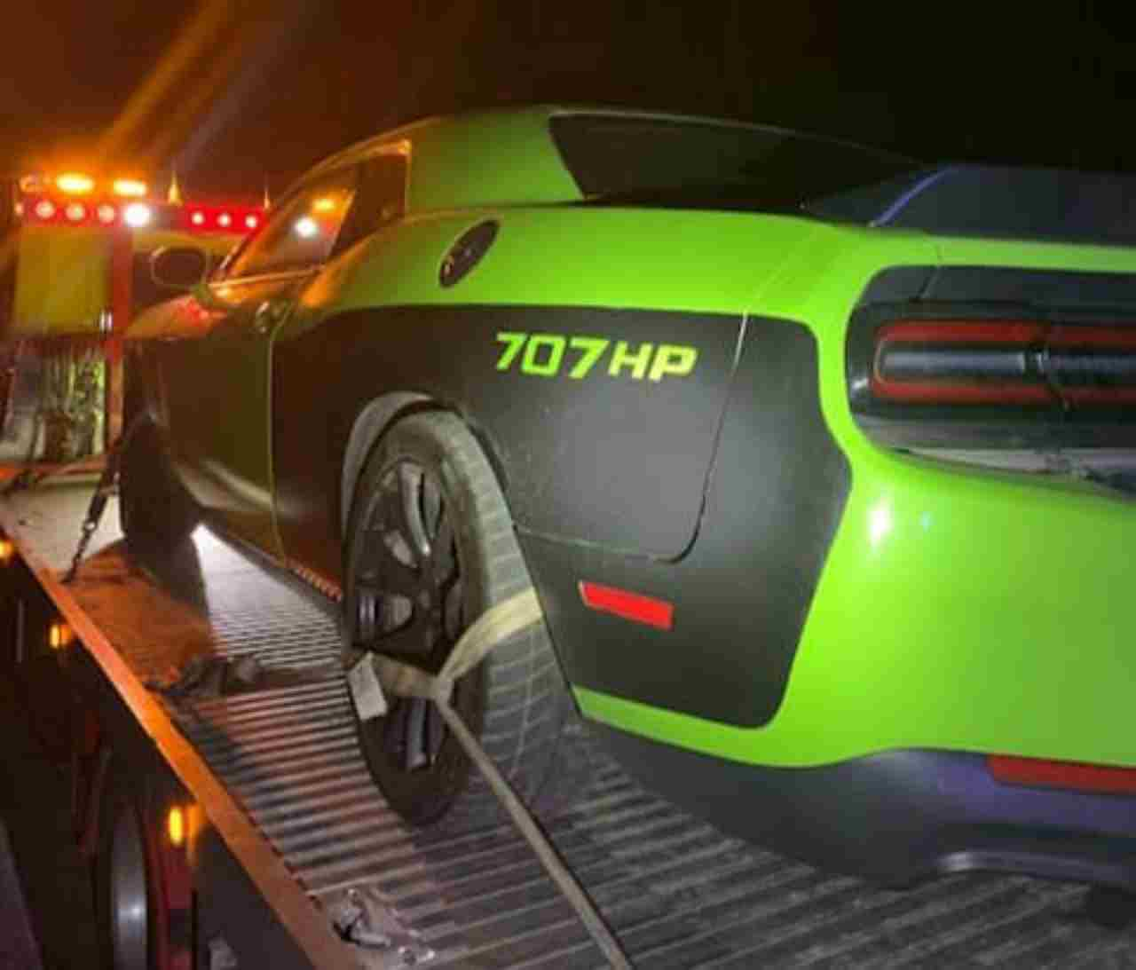 Scappa dalla polizia su una Hellcat, tragedia sfiorata