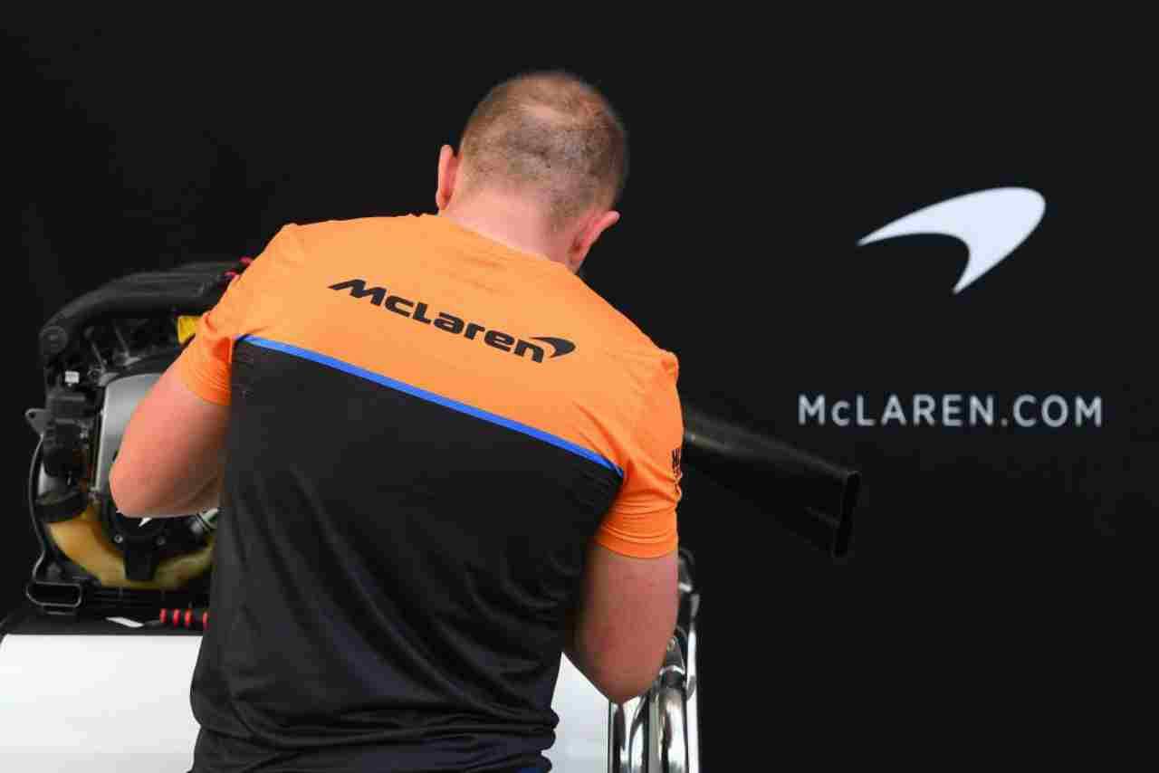 Meccanici McLaren al lavoro nei test 2020 di Formula 1