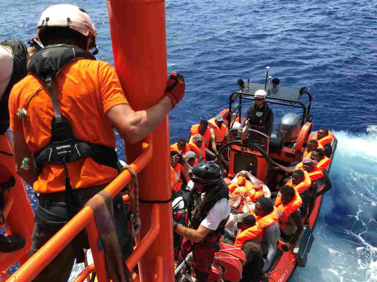 Migranti soccorsi in mare (foto Getty)