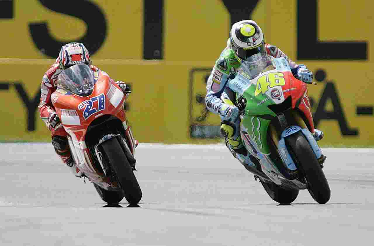 Il sorpasso di Rossi a Stoner ad Assen nel 2007 (foto Getty)