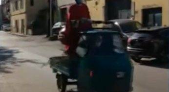 San Paolo, il sacerdote fa la benedizione di Pasqua sull’apecar – VIDEO