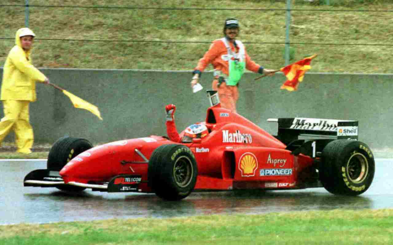 Michael Schumacher festeggia la prima vittoria in Ferrari a Barcellona nel 1996