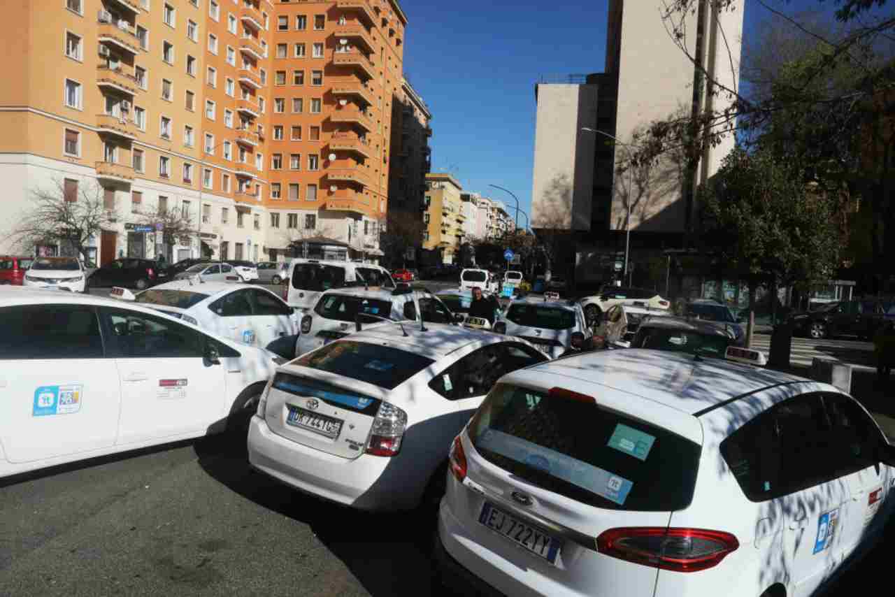 Taxi fermi in un quartiere di Roma (foto Getty)