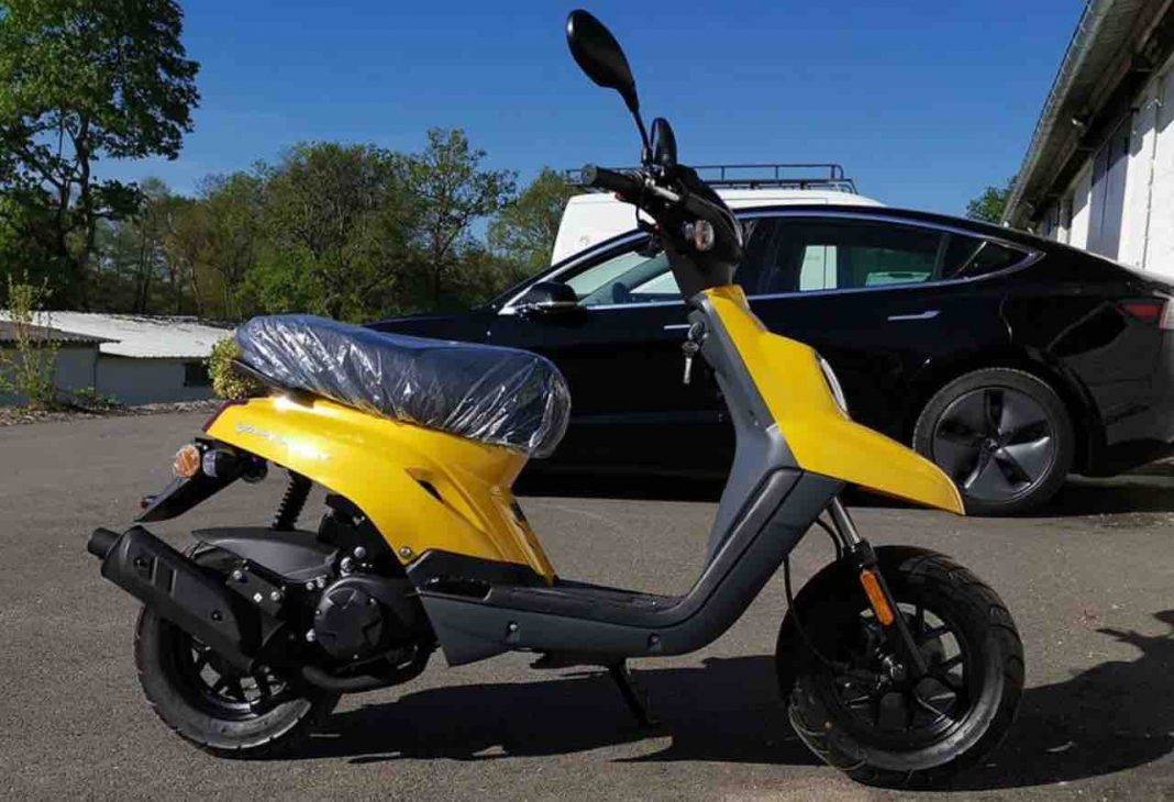 Booster, l’iconico scooter anni ‘90 diventa elettrico tutti i dettagli