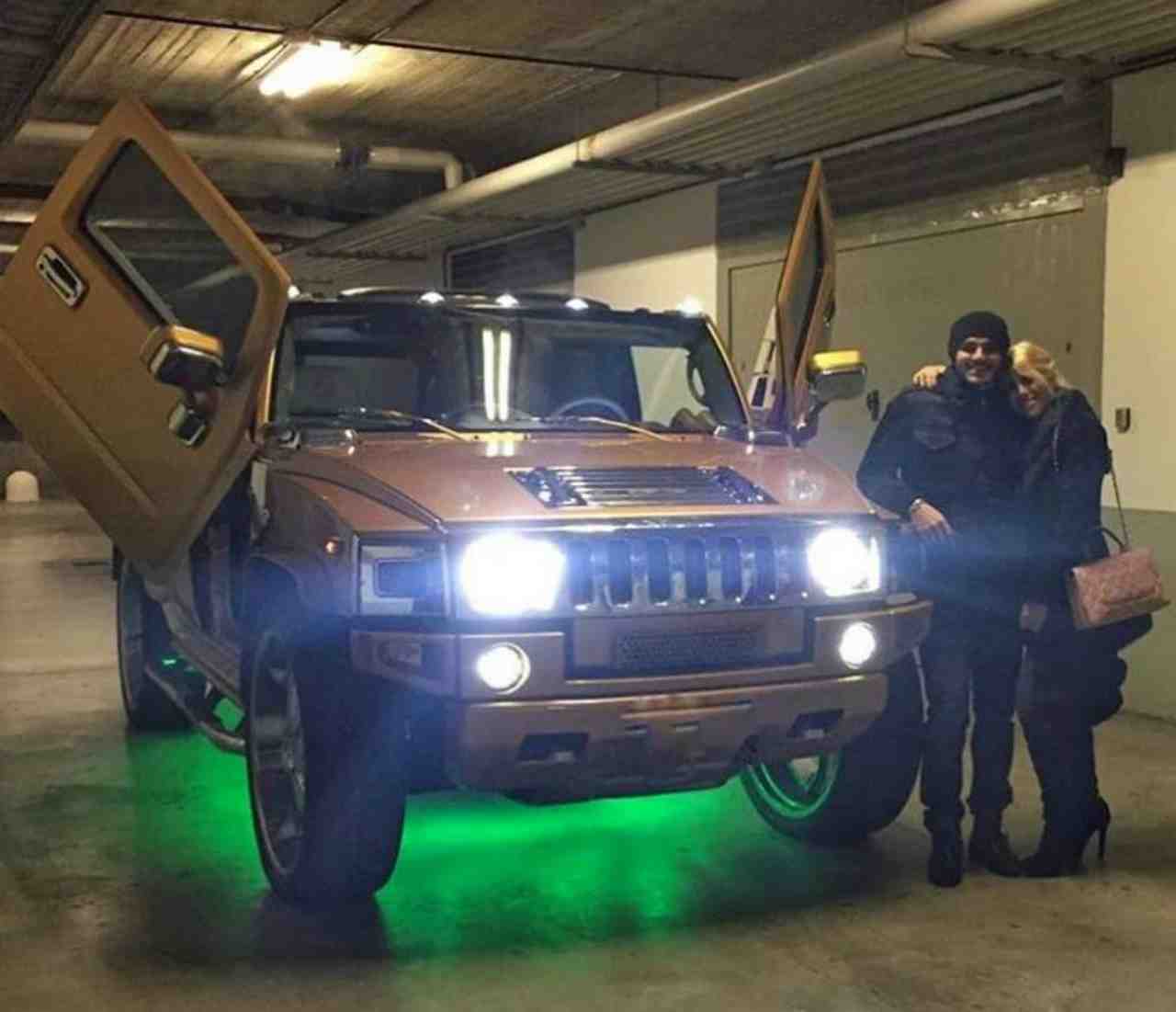 Icardi e Wanda Nara posano con l'Hummer H2