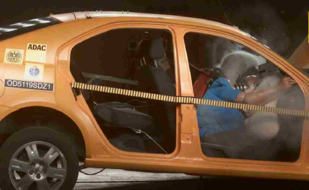 Dormire in auto è pericoloso: il video del crash test ADAC