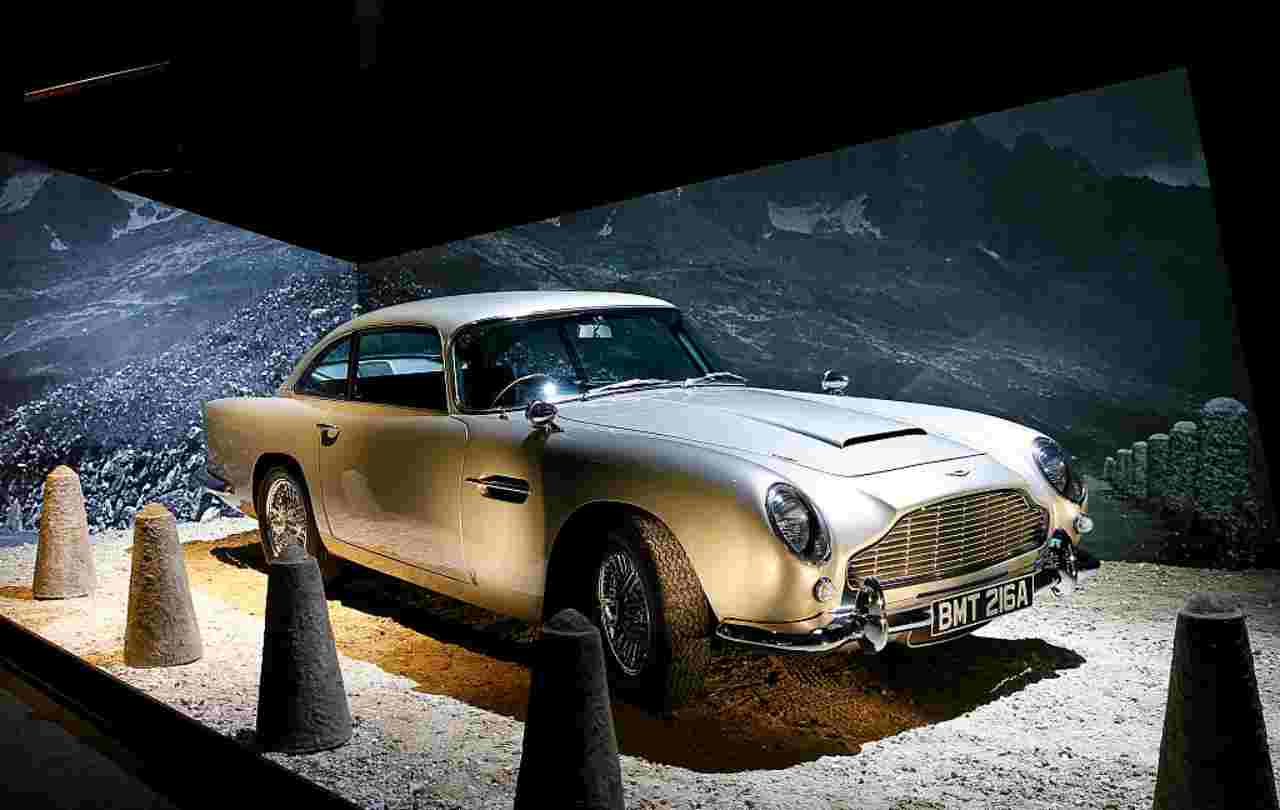 Aston Martin DB5 e James Bond: sette film, una sola leggenda
