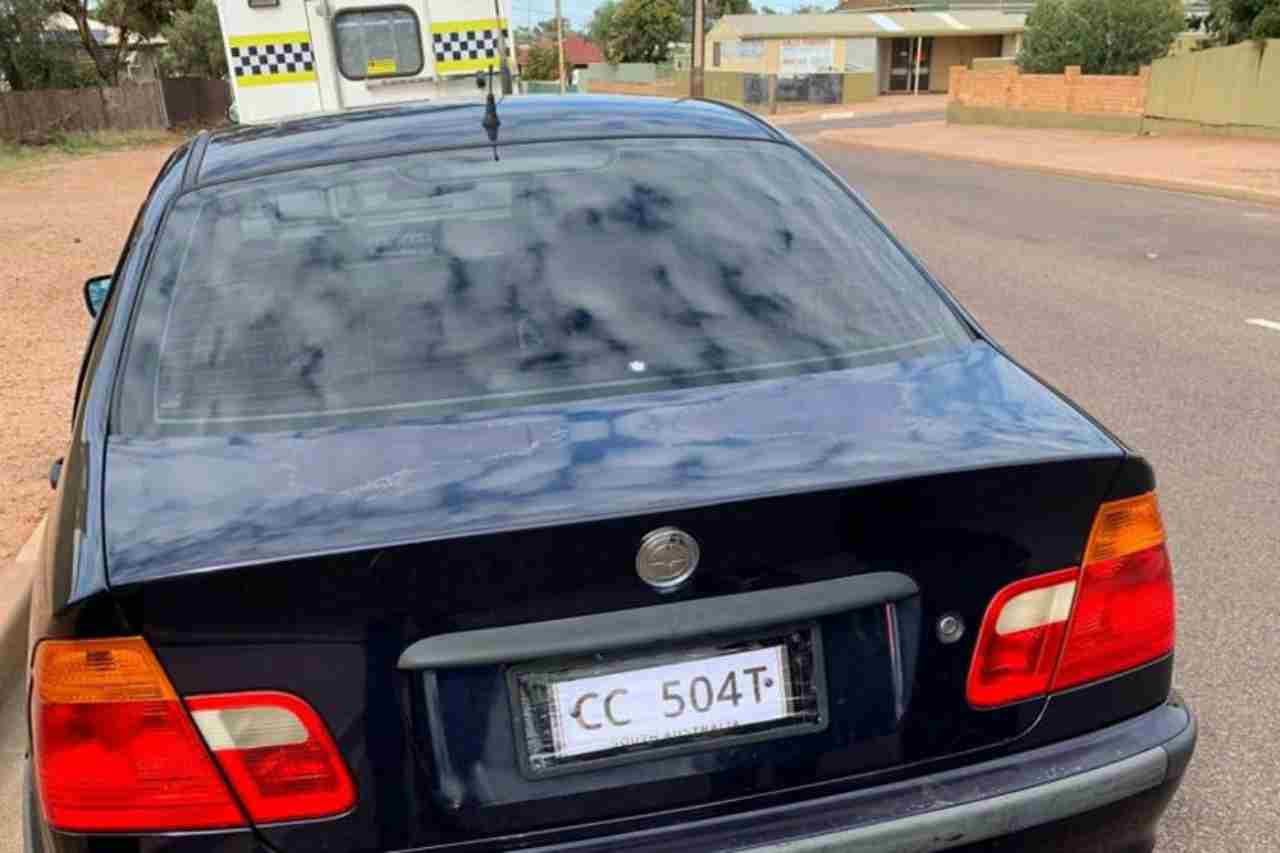 BMW, l'incredibile targa falsa scoperta in Australia - FOTO