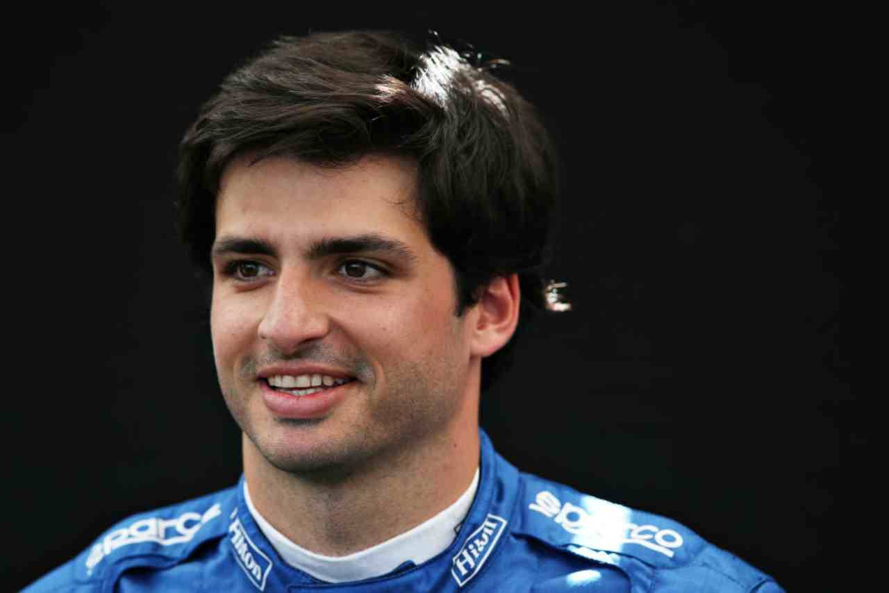 Carlos Sainz alla Ferrari, è ufficiale: durata contratto, ingaggio e prime dichiarazioni