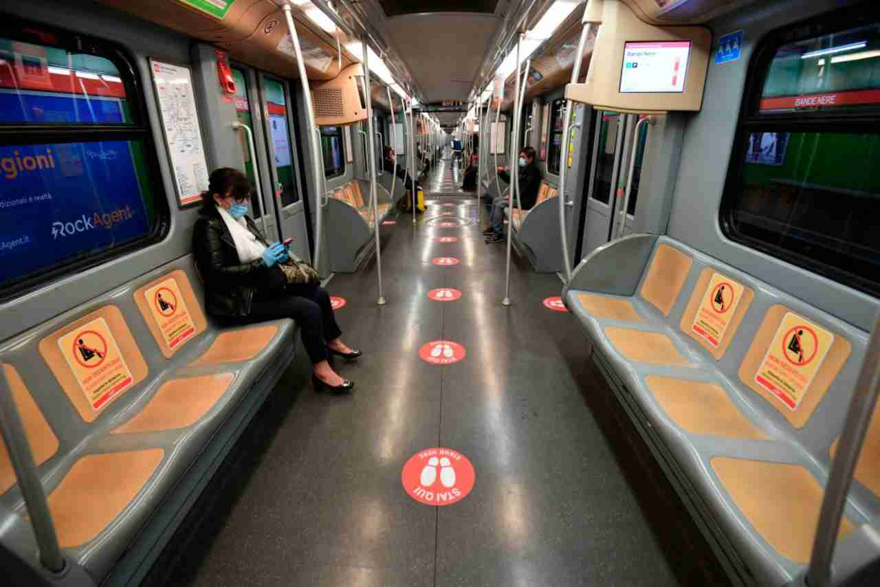 Mezzi pubblici, il piano di Milano per fase 2: limitazioni in metro e altre novità