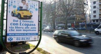 Automobili come armi e sigarette, la strana scelta del comune di Milano