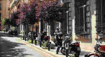 Moto parcheggiata sul marciapiede, rischio Multa: cosa prevede la legge