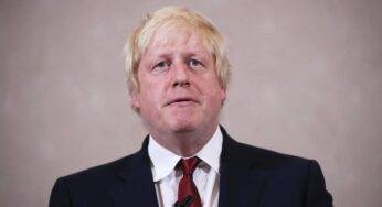 Boris Johnson, incidente in auto: premier illeso, il video