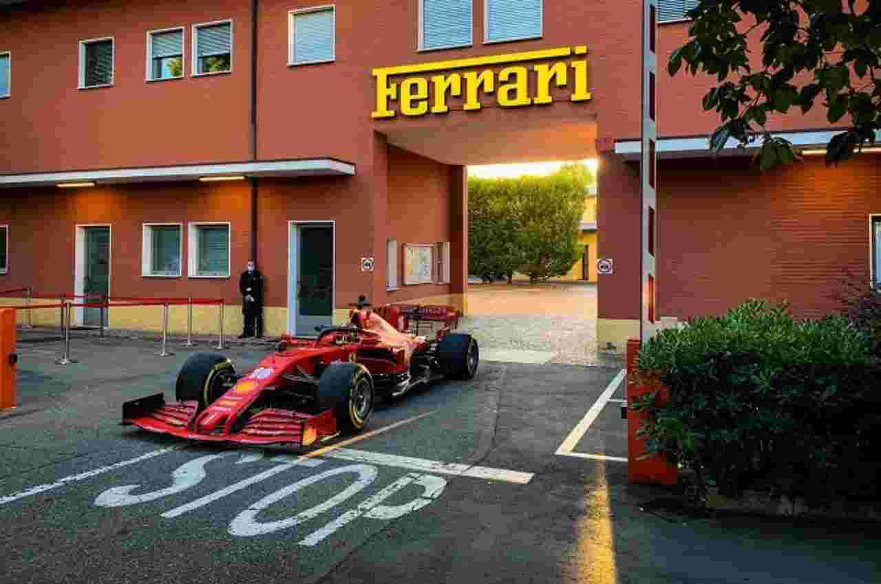 Leclerc sfreccia con la Ferrari SF-1000 in strada a Maranello, il Video