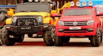 Bimbo su una Jeep giocattolo, la piroetta è inarrestabile – Video
